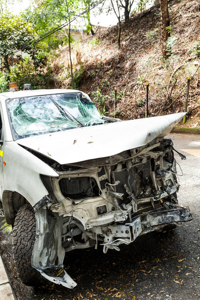 交通事故で破損した自動車の前面 - 写真・画像