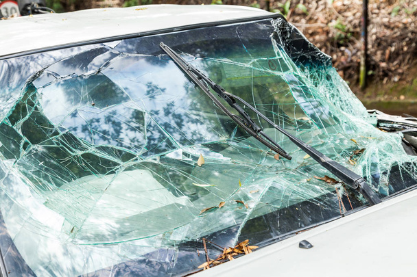 Trafik kazası tarafından kırık araba cam ön kısmını - Fotoğraf, Görsel