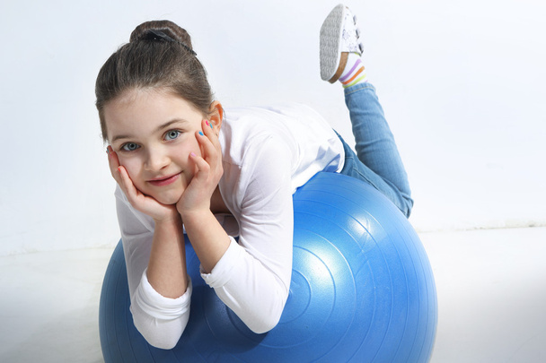 Little girl posing with a ball - Foto, imagen