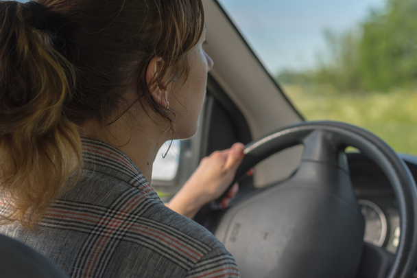 Nuori nainen ajaa autoa - Valokuva, kuva