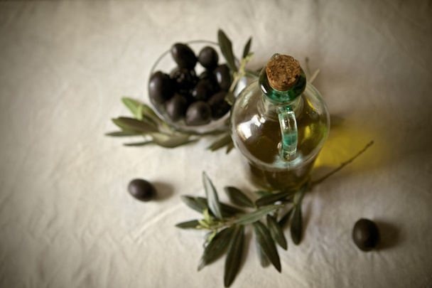 zeytin ve zeytinyağı şişesi - Fotoğraf, Görsel