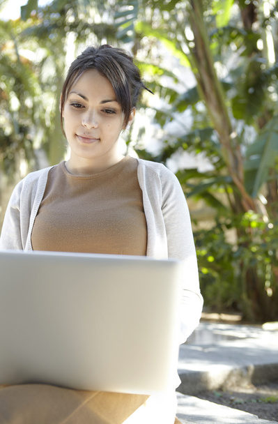 Fiatal szakmai nő, egy laptop számítógép használata - Fotó, kép