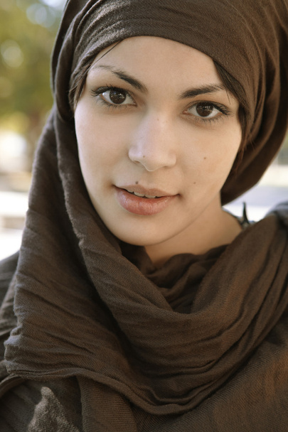 bir başörtüsü giyen ve kameraya bakarak Müslüman kadın. - Fotoğraf, Görsel
