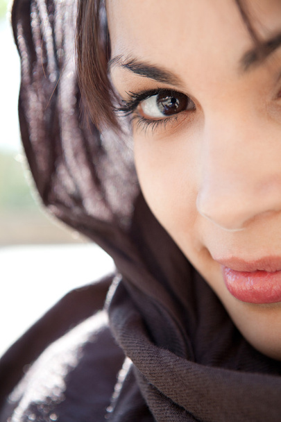 Πορτραίτο μια μουσουλμανική νεαρή γυναίκα, φορώντας τη μαντίλα στο κεφάλι και να χαμογελά στη φωτογραφική μηχανή ομορφιά - Φωτογραφία, εικόνα