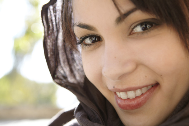 Feche o retrato de uma mulher muçulmana usando um lenço na cabeça sorrindo para a câmera
. - Foto, Imagem