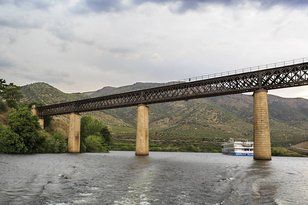 Vue du pont ferroviaire international sur la rivière Agueda, reliant le Portugal à l'Espagne et maintenant désactivé depuis 1985, à Barca de Alva, près de la frontière espagnole, Portugal
 - Photo, image
