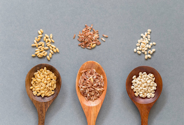 Los cereales sanos ponen a la cuchara de madera, copian el espacio
. - Foto, imagen