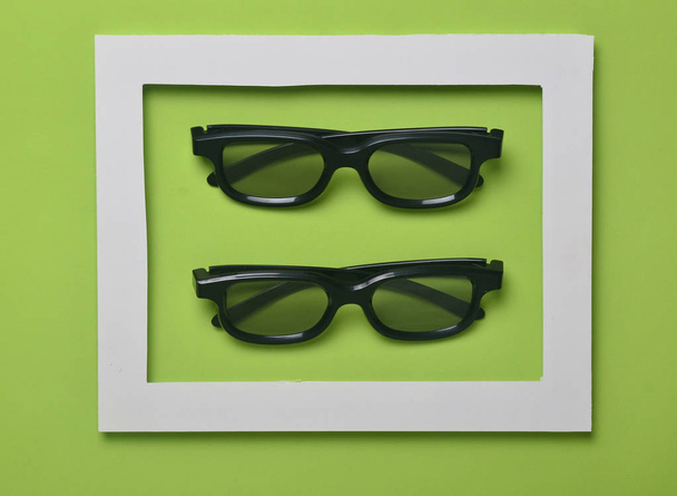 3D-bril in een wit kader op een groene achtergrond van de pastel. Minimalistische tendens - Foto, afbeelding