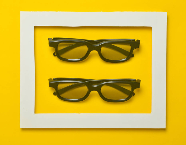 3D brýle v bílém rámu na pozadí žluté pastelové. Minimalistický trend - Fotografie, Obrázek