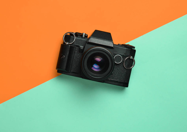 Retro kamera na barevný papír zázemí, byt ležel, horní pohled, minimalistický trend - Fotografie, Obrázek
