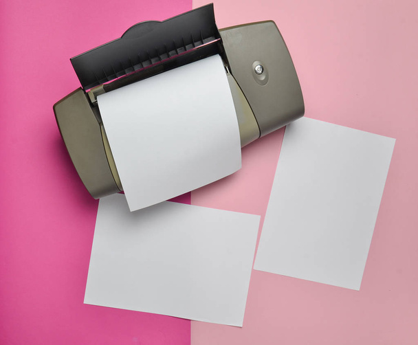 Une imprimante avec des formulaires en papier vierge sur un fond pastel coloré. Vue de dessus, plan plat
 - Photo, image