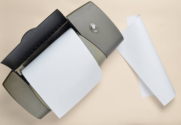 Una impresora con formularios de papel en blanco sobre un fondo blanco. Vista superior, plano
 - Foto, imagen