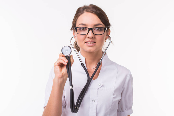 Lächelnde Ärztin mit Phonendoskop über weißem Hintergrund - Foto, Bild