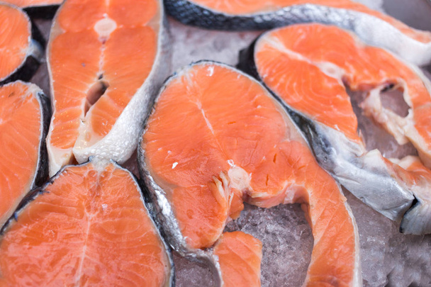 chiuda il pesce di salmone di fetta su ghiaccio per cliente
 - Foto, immagini