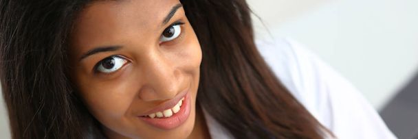 Hermoso negro sonriente médico femenino en
 - Foto, imagen