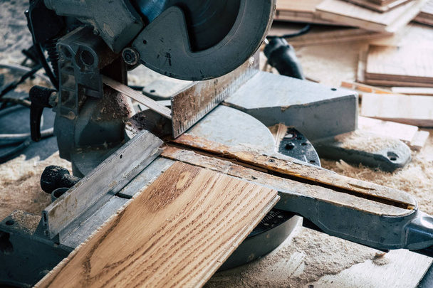 Cutting saw tool for wooden flooring boards - Foto, Imagem