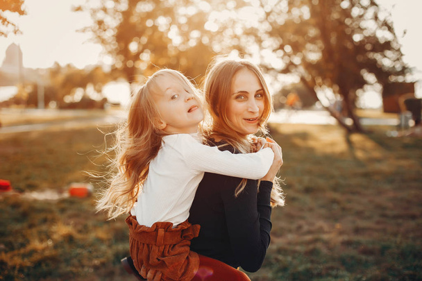Mother with little daughter - Valokuva, kuva