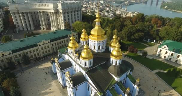 Odraz slunce na klášterní chrám svatého Michala. Letecké záběry: Kyjev, Ukrajina - Záběry, video