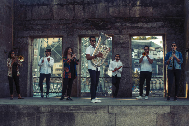 Ryhmä muusikoita (Jazz-yhtye) soittaa musiikkia Porton vanhassa keskustassa, Portugalissa
. - Valokuva, kuva