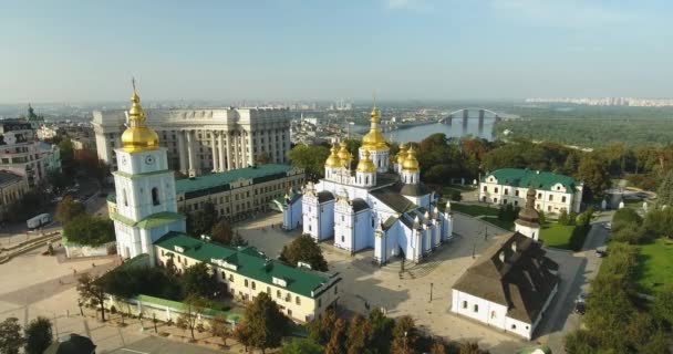 Légi létrehozó lövés Saint Michael's Golden kupolás kolostor: Kijev, Ukrajna - Felvétel, videó
