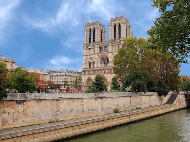 Notre Dame de Paris Franciaországban és a Szajna, nyáron - Fotó, kép