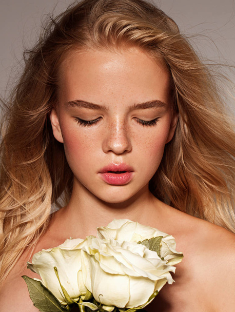 Beauty young model with white rose. Perfect glow skin. Blonde hair. Fresh look. - Φωτογραφία, εικόνα