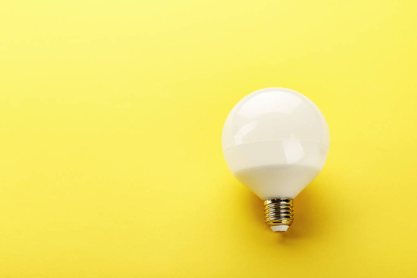 electric light bulb on a bright yellow background. place for tex - Valokuva, kuva