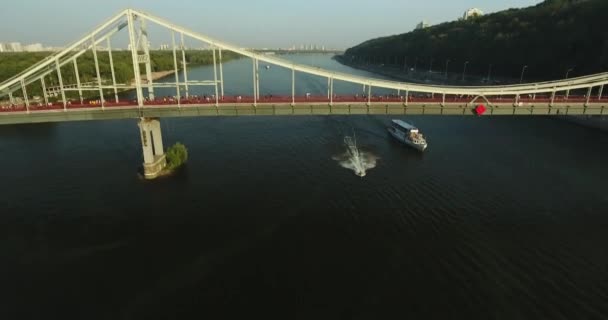 Água Scooter dirigindo rápido sob a ponte. Tiro aéreo: Kiev, Ucrânia
 - Filmagem, Vídeo
