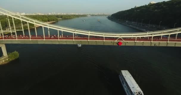 Antenne: Jacht zeilen onder de brug: Kiev, Oekraïne - Video