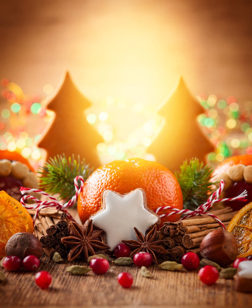 Decoración navideña con mandarinas, galletas, bayas y especias
 - Foto, Imagen