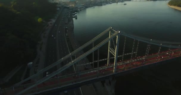 Πετώντας πάνω από γέφυρα ειδικά για τους πεζούς: Κίεβο, Ουκρανία - Πλάνα, βίντεο