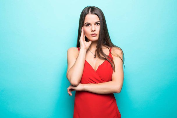 Elegante giovane donna che indossa abito estivo rosso isolato su sfondo blu pastello
. - Foto, immagini