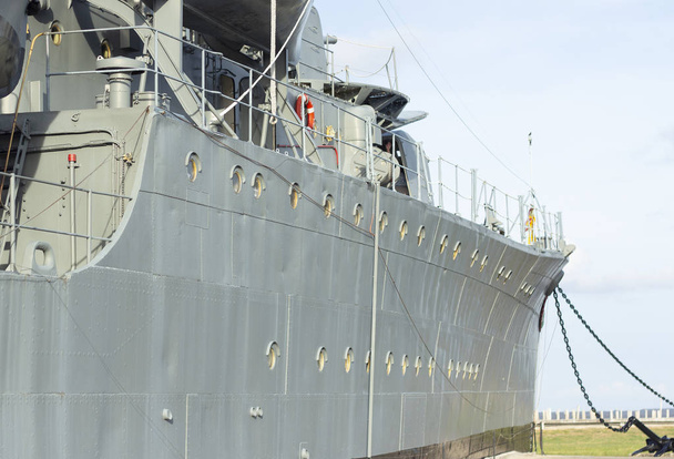 objectieve blik op het schip van de oorlog met blauwe lucht - Foto, afbeelding