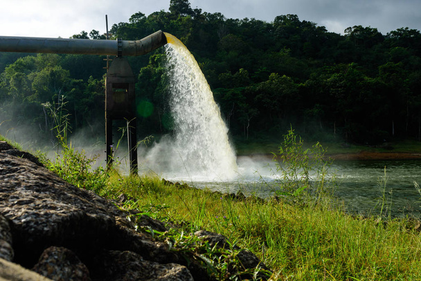 Su üretiminde drenaj tüketimi için gelen su. - Fotoğraf, Görsel