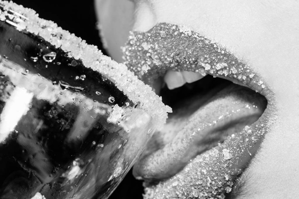 Сладкие губки. Вкусный минет. Девушка пьет алкоголь с сахаром. Коктейль в баре. Женский рот крупным планом. Рот с открытыми губами, вкусный напиток, сексуальная девушка. Лижет язык. Значок для питья. Выходные
 - Фото, изображение
