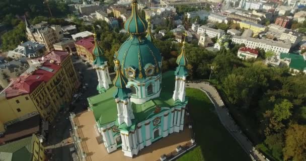 Překrásný kostel svatého Ondřeje s zelenou kopulí. Letecký pohled: Kyjev, Ukrajina - Záběry, video