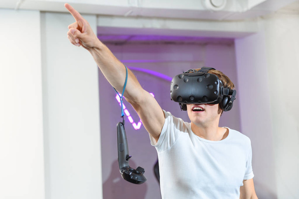 Un jeune, beau gars joue à des jeux de réalité virtuelle
 - Photo, image