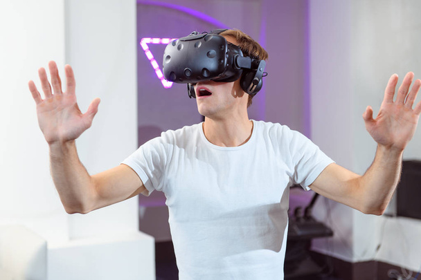 Молодий, красивий хлопець грає у ігри віртуальної реальності
 - Фото, зображення