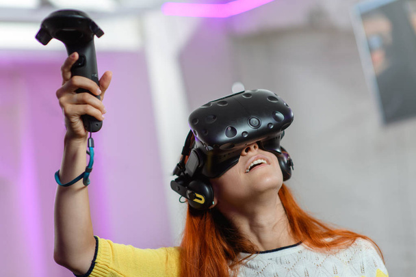 Belle, jeune fille, jouer à divers jeux, avec des lunettes de réalité virtuelle
 - Photo, image