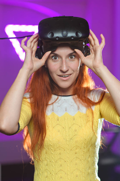 Hermosa, chica joven, jugando varios juegos, con gafas de realidad virtual
 - Foto, Imagen