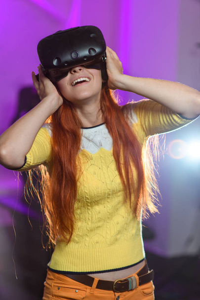 Красива, молода дівчина, грає в різні ігри, з окулярами віртуальної реальності
 - Фото, зображення