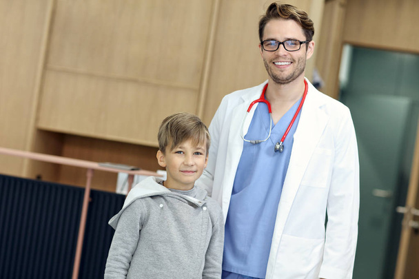 クリニックで医師歓迎若い男の子 - 写真・画像