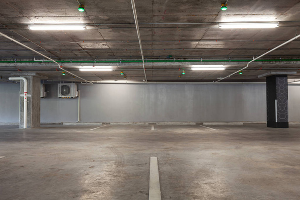 Parking intérieur garage, bâtiment industriel, intérieur souterrain vide dans l'appartement ou au supermarché
. - Photo, image
