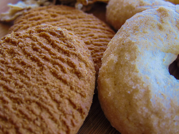 Различные печенье с зерновыми на деревянном деревенском столе
. - Фото, изображение