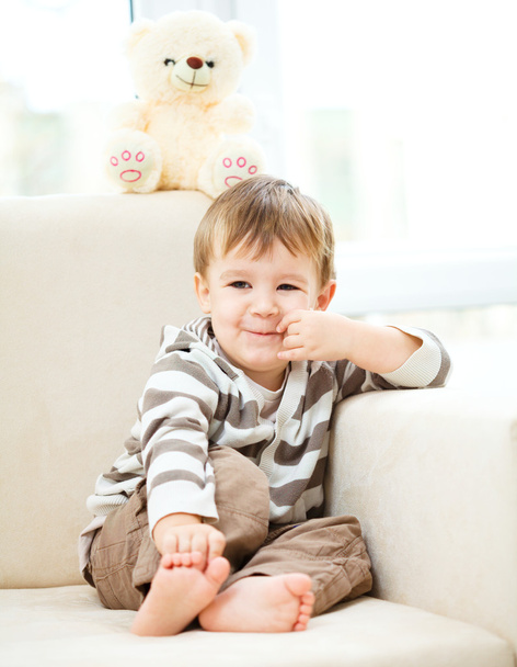 Portrait of a little boy with his teddy bear - Foto, Imagen