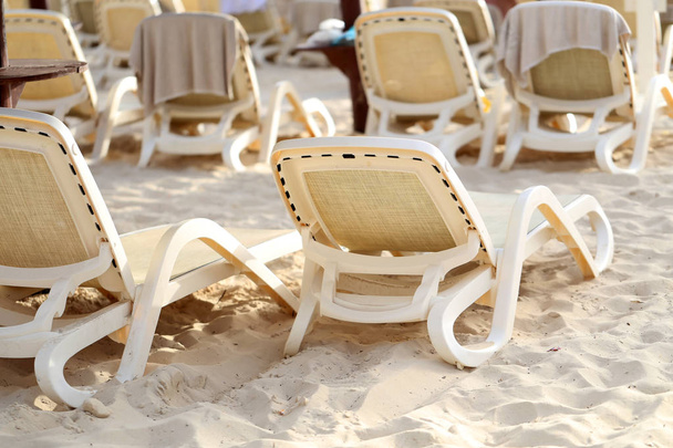 καρέκλες παραλίας, καρέκλες στην παραλία - Φωτογραφία, εικόνα