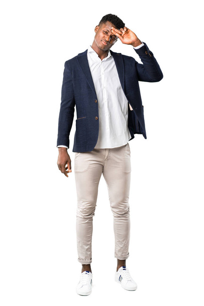 Hoofdgedeelte van knappe Afro-Amerikaanse man dragen van een jas met moe en ziek expressie op witte achtergrond - Foto, afbeelding