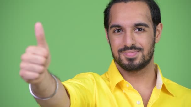 Mladý šťastný vousatý indický podnikatel dává palec - Záběry, video
