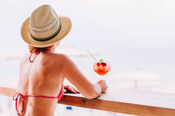 Młoda kobieta korzystających koktajl w barze na plaży - Zdjęcie, obraz