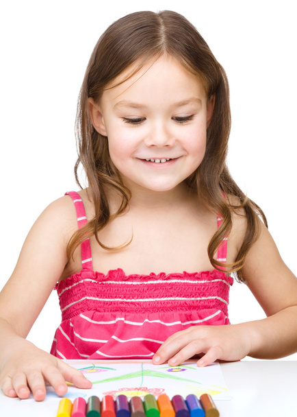 κοριτσάκι πλησιάζει χρησιμοποιώντας πολύχρωμα μολύβια - Φωτογραφία, εικόνα